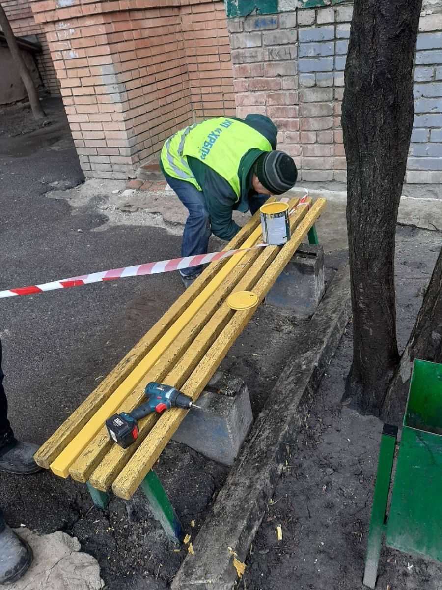 Ремонтують дитячі майданчики та двори харківські комунальники